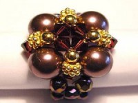 Perlenset Ring mit Swarovski Elementspearls, vergoldeten Kugeln und blütenförmigen Spacern
