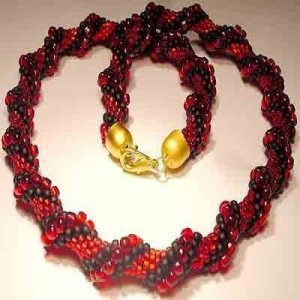 Perlenset Häkelkette Cellini schwarz rot