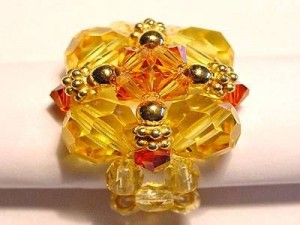 Perlenset Ring mit Swarovski Elementskristallperlen, vergoldeten Kugeln und blütenförmigen Spacern