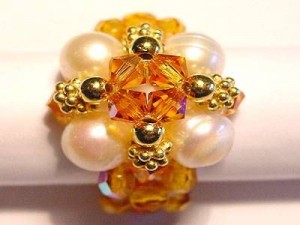 Perlenset Ring mit Süßwasserperlen, vergoldeten Kugeln und Swarovski Elementsperlen